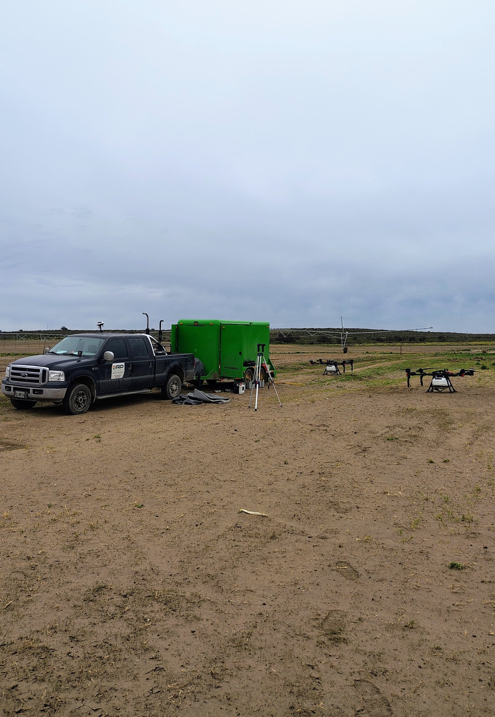 Equipo de IRP Drones trabajando en un lote agrícola
